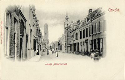 697 Gezicht in de Lange Nieuwstraat te Utrecht met op de achtergrond de Domtoren en rechts daarvan de toren van de ...